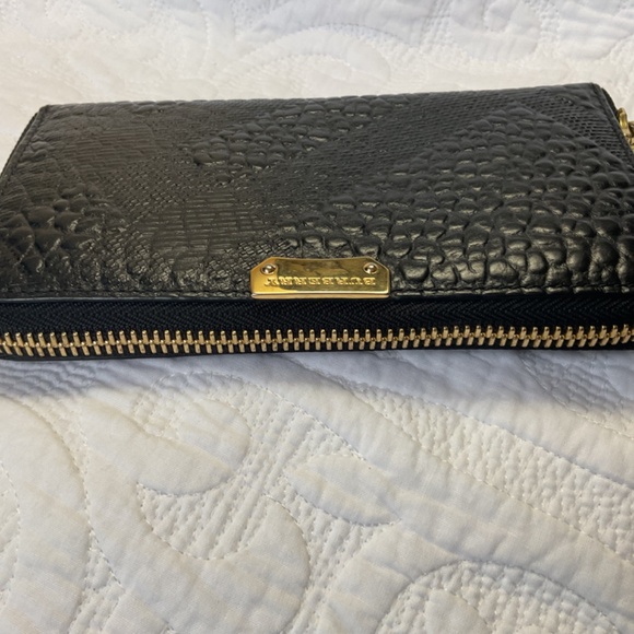Burberry Embossed Check Signature wallet - Picture 5 of 16
